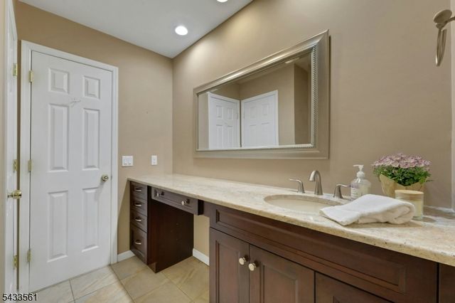 297 Pines Lake Dr E, Wayne Twp., NJ 07470