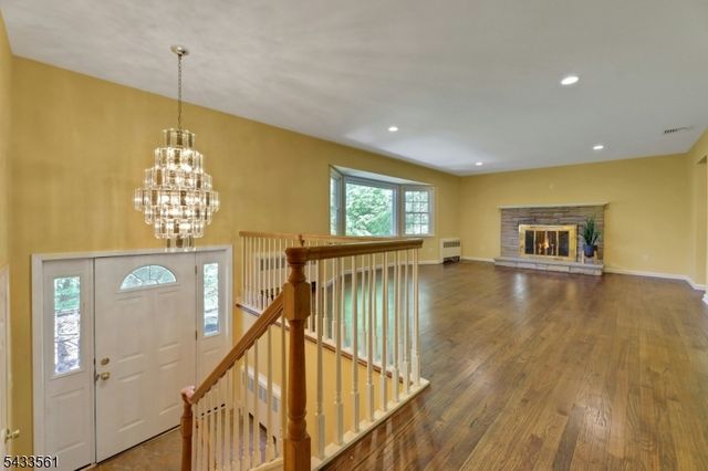 297 Pines Lake Dr E, Wayne Twp., NJ 07470