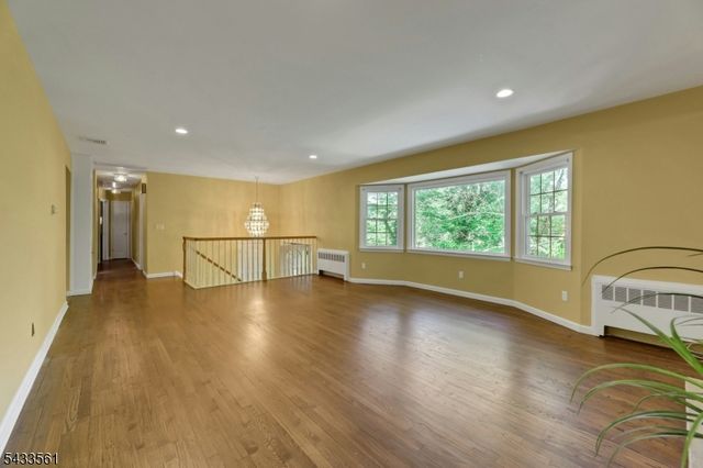 297 Pines Lake Dr E, Wayne Twp., NJ 07470