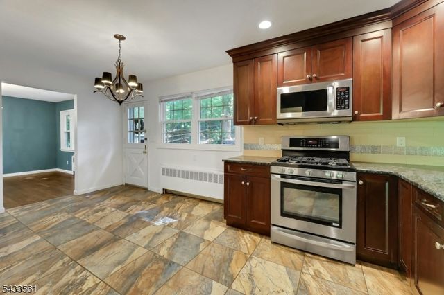 297 Pines Lake Dr E, Wayne Twp., NJ 07470