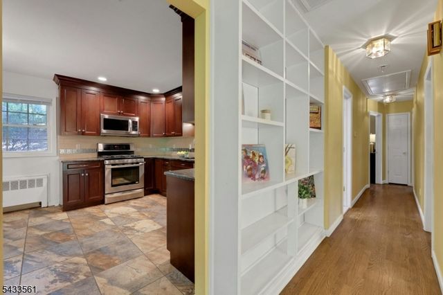 297 Pines Lake Dr E, Wayne Twp., NJ 07470
