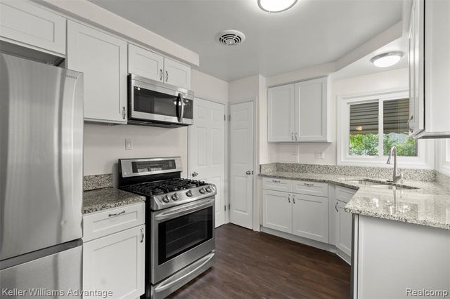 21701 Parklawn Street, Oak Park, MI 48237