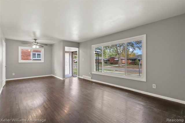 21701 Parklawn Street, Oak Park, MI 48237