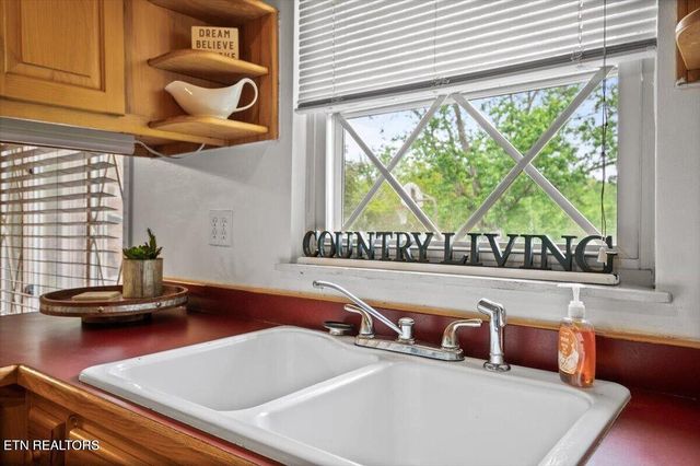 446 Oak Run Rd, Lafollette, TN 37766