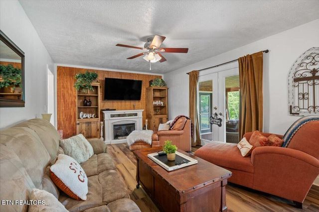 446 Oak Run Rd, Lafollette, TN 37766