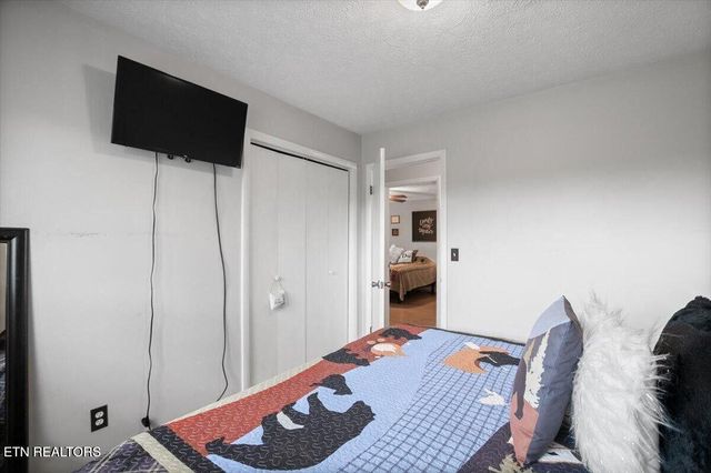 446 Oak Run Rd, Lafollette, TN 37766