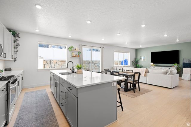 1048 N KENSINGTON HTS, Kaysville, UT 84037