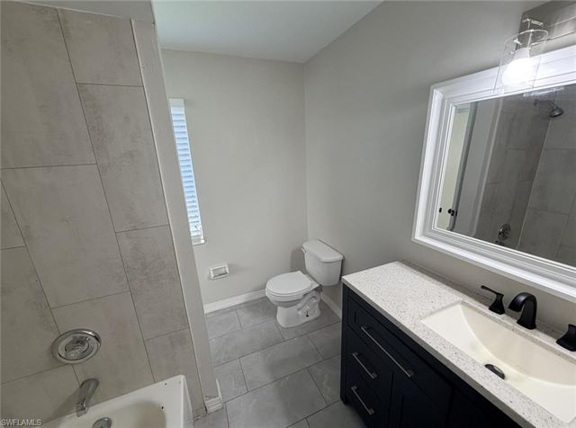 527 SE 5th PL, Cape Coral, FL 33990