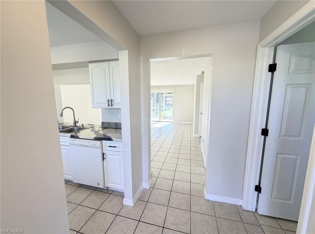 527 SE 5th PL, Cape Coral, FL 33990