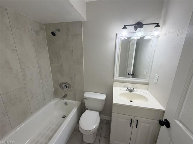 527 SE 5th PL, Cape Coral, FL 33990