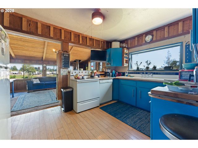 56941 FISHTRAP Rd, Coquille, OR 97423