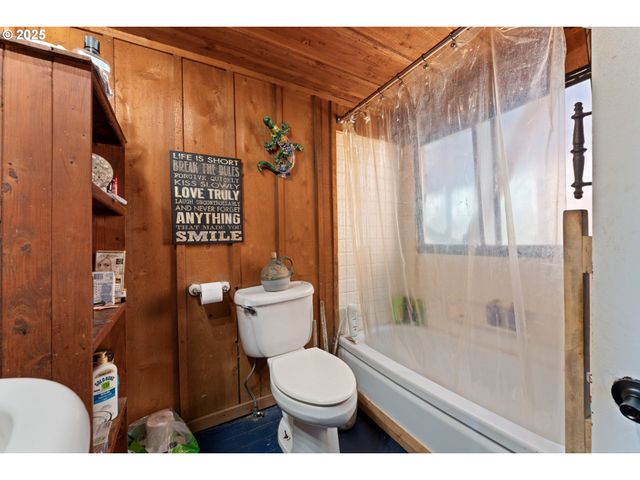 56941 FISHTRAP Rd, Coquille, OR 97423