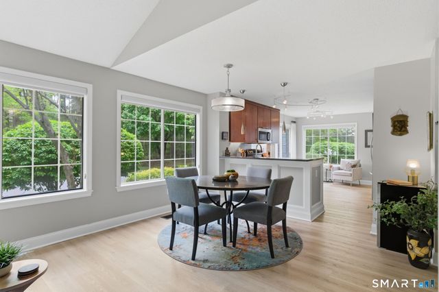 32 Southbridge Court, Simsbury, CT 06070