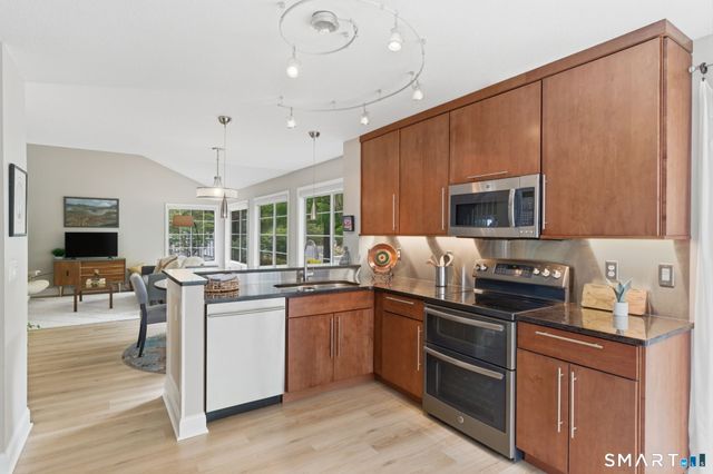 32 Southbridge Court, Simsbury, CT 06070