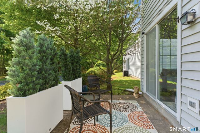 32 Southbridge Court, Simsbury, CT 06070