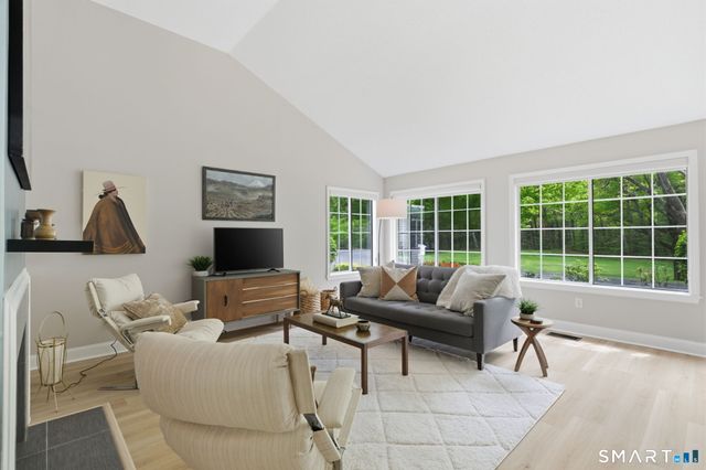32 Southbridge Court, Simsbury, CT 06070