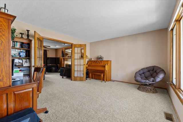 1841 NW 89th Court, Clive, IA 50325