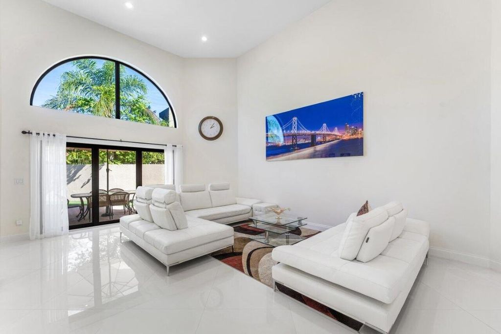 Image 10 of property listing at 23419 Mirabella Circle S, Boca Raton, FL 33433