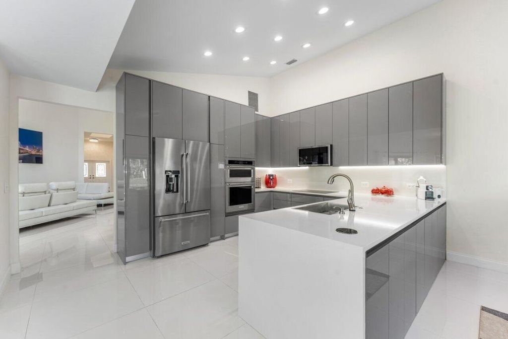 Image 13 of property listing at 23419 Mirabella Circle S, Boca Raton, FL 33433