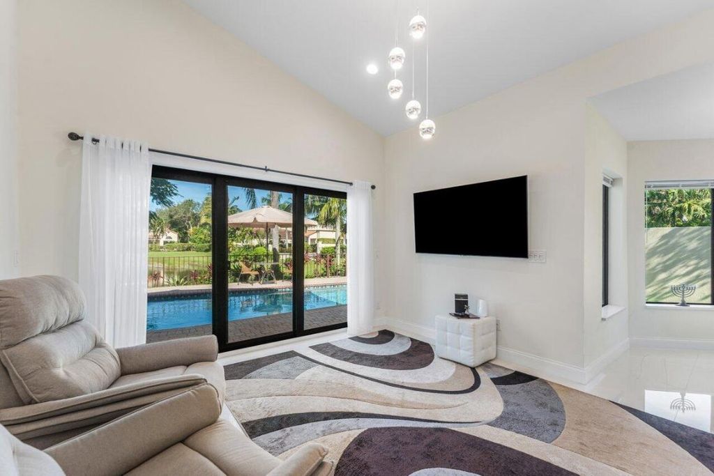 Image 19 of property listing at 23419 Mirabella Circle S, Boca Raton, FL 33433