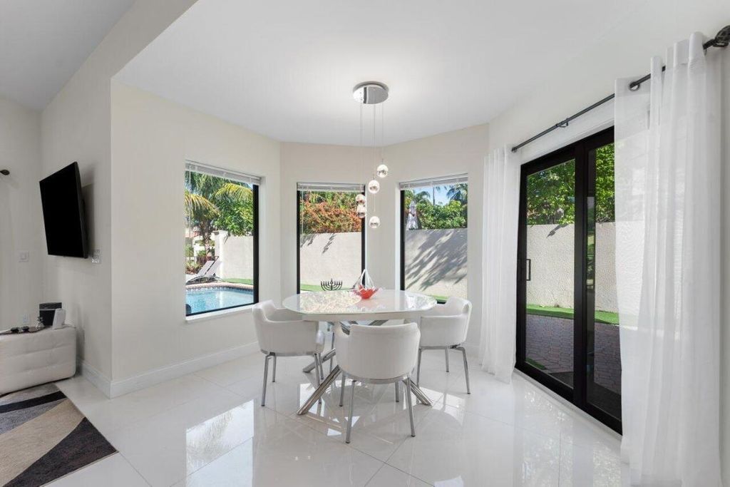 Image 22 of property listing at 23419 Mirabella Circle S, Boca Raton, FL 33433