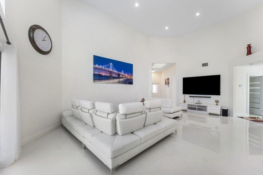 Image 7 of property listing at 23419 Mirabella Circle S, Boca Raton, FL 33433