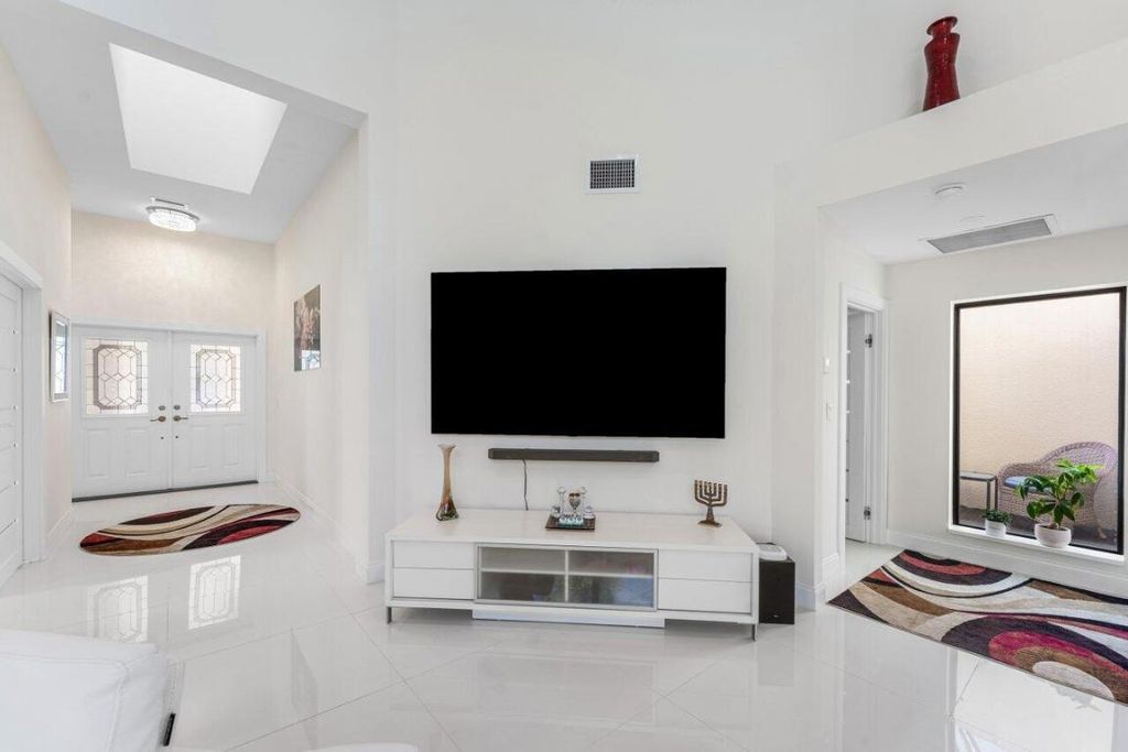 Image 8 of property listing at 23419 Mirabella Circle S, Boca Raton, FL 33433