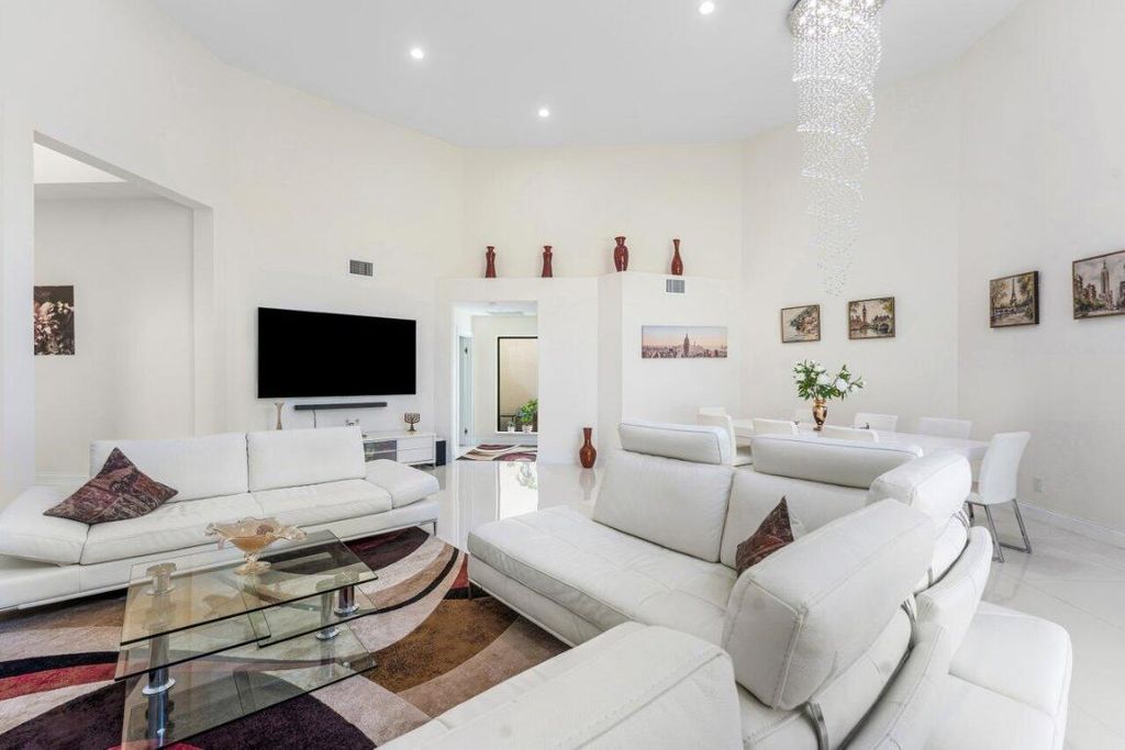 Image 9 of property listing at 23419 Mirabella Circle S, Boca Raton, FL 33433