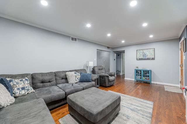 9116 S 53rd Court, Oak Lawn, IL 60453