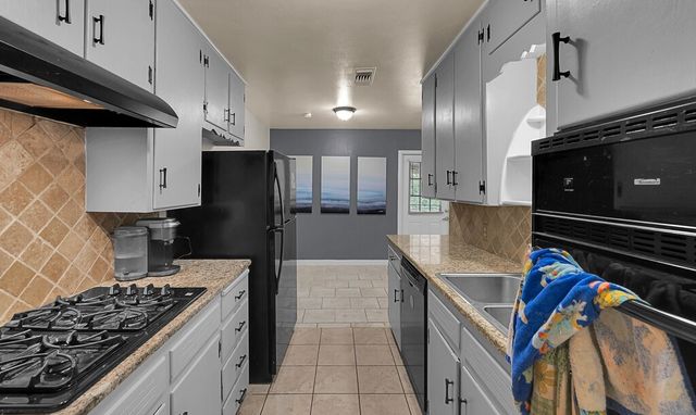 112 New Acres Drive, Hewitt, TX 76643