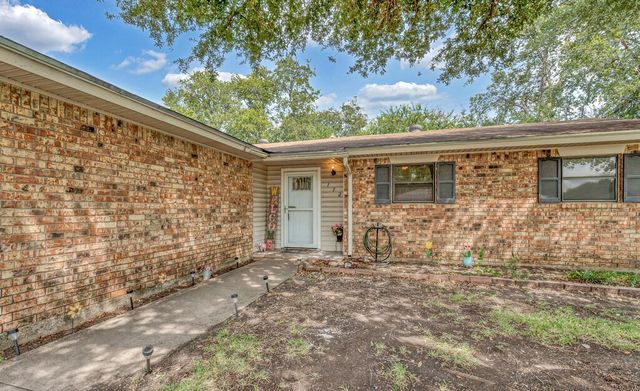 112 New Acres Drive, Hewitt, TX 76643
