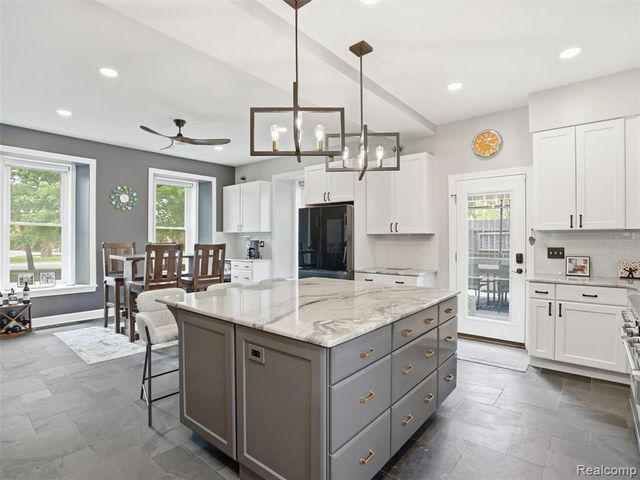 7475 Pinehurst Circle, Bloomfield Hills, MI 48301