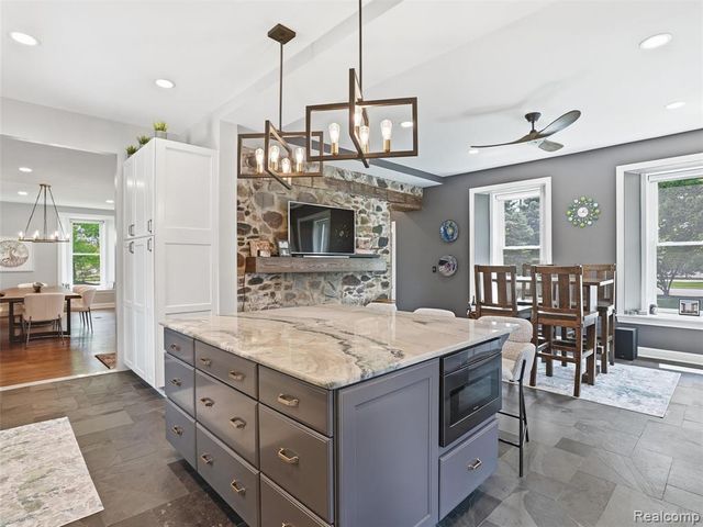 7475 Pinehurst Circle, Bloomfield Hills, MI 48301