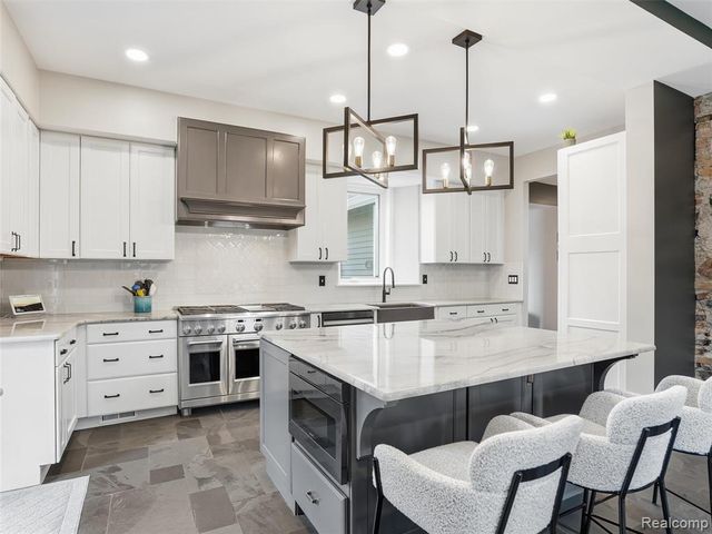 7475 Pinehurst Circle, Bloomfield Hills, MI 48301