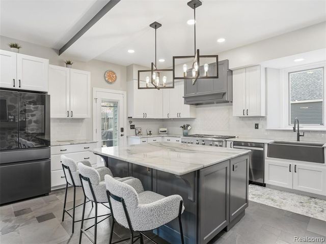 7475 Pinehurst Circle, Bloomfield Hills, MI 48301