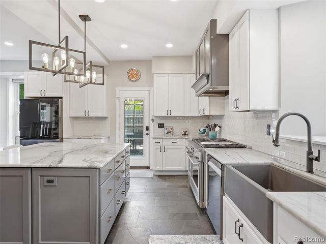 7475 Pinehurst Circle, Bloomfield Hills, MI 48301