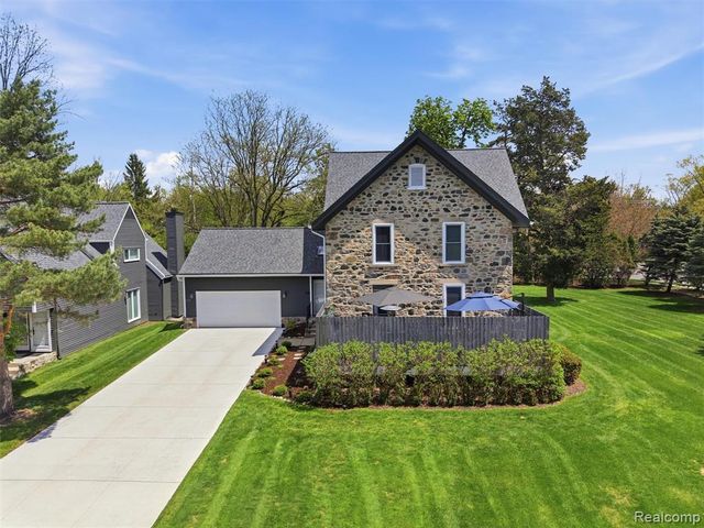 7475 Pinehurst Circle, Bloomfield Hills, MI 48301