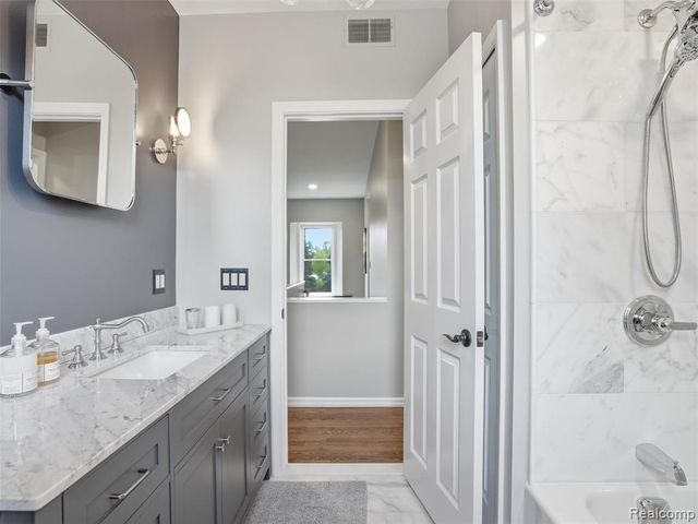 7475 Pinehurst Circle, Bloomfield Hills, MI 48301