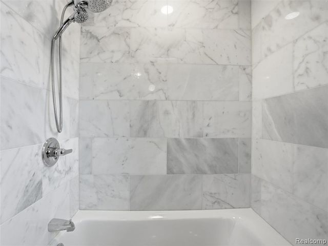 7475 Pinehurst Circle, Bloomfield Hills, MI 48301