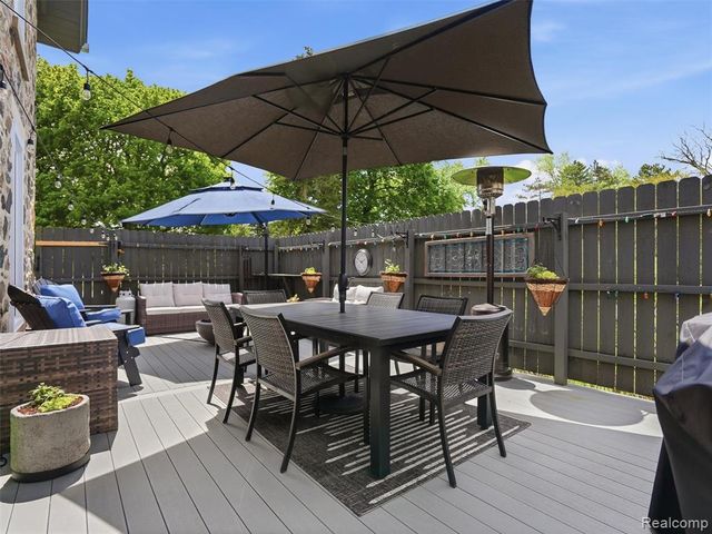 7475 Pinehurst Circle, Bloomfield Hills, MI 48301