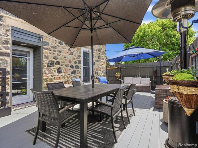 7475 Pinehurst Circle, Bloomfield Hills, MI 48301