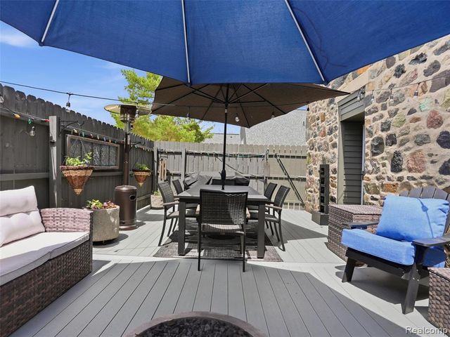 7475 Pinehurst Circle, Bloomfield Hills, MI 48301