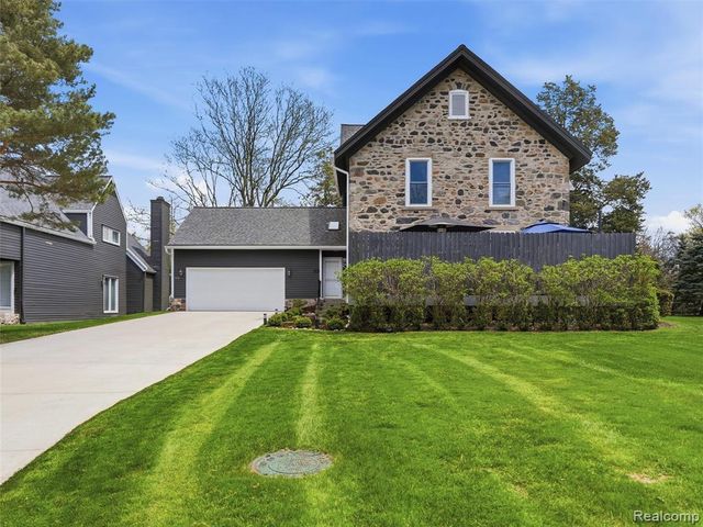7475 Pinehurst Circle, Bloomfield Hills, MI 48301