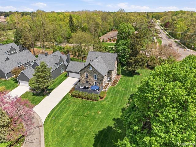 7475 Pinehurst Circle, Bloomfield Hills, MI 48301