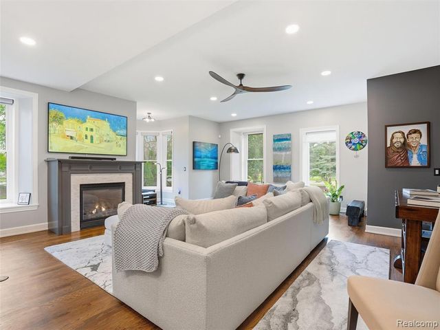 7475 Pinehurst Circle, Bloomfield Hills, MI 48301