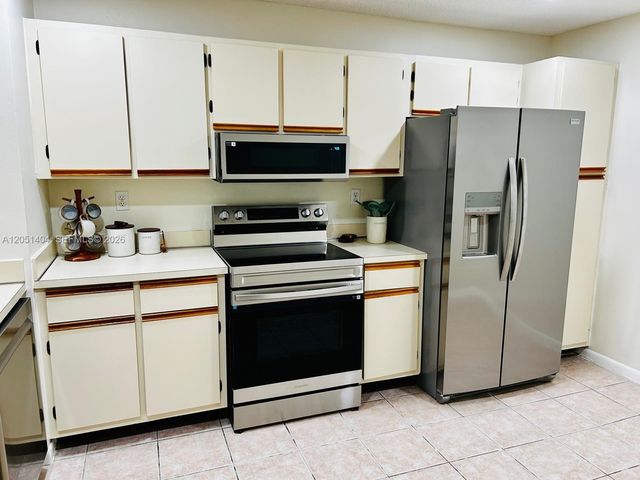 6524 NW 188th Lane, Hialeah, FL 33015