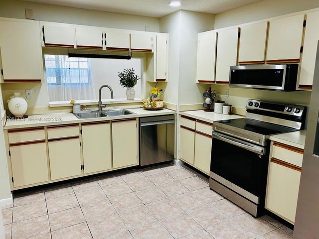 6524 NW 188th Lane, Hialeah, FL 33015