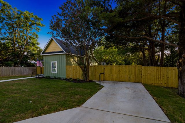 211 Pecan Street, Waxahachie, TX 75165
