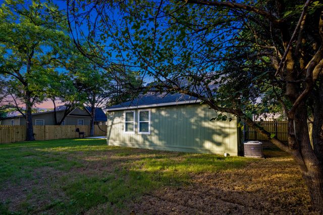 211 Pecan Street, Waxahachie, TX 75165
