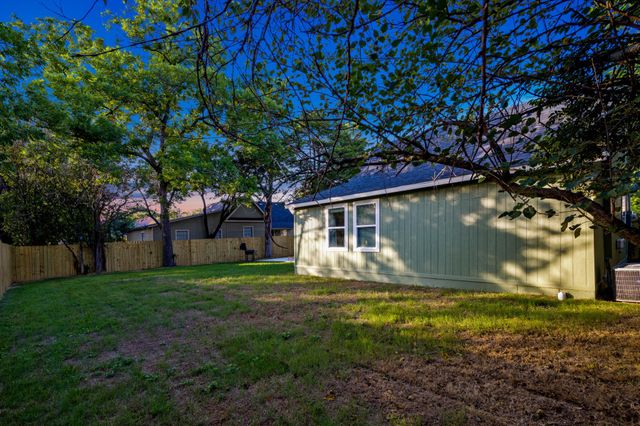 211 Pecan Street, Waxahachie, TX 75165